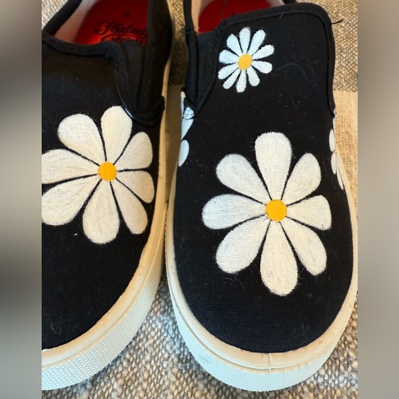 Daisy Hand Painted Girls SZ 4 Slip On Sneakers Art to Wear One of a Kind New - Picture 3 of 9